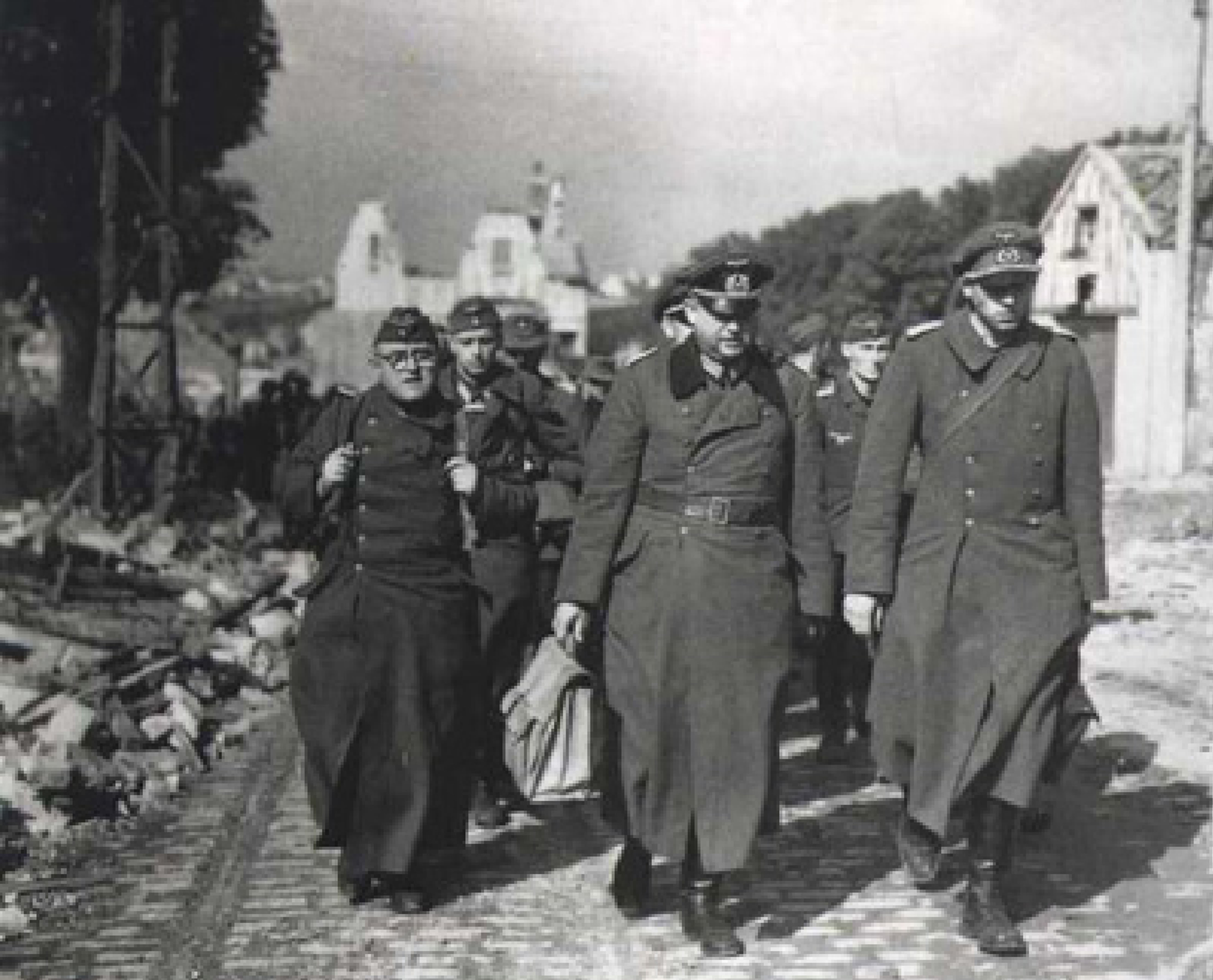 Prisonniers allemands descendants vers les plages, l'avance de Patton les à surpris et bousculés